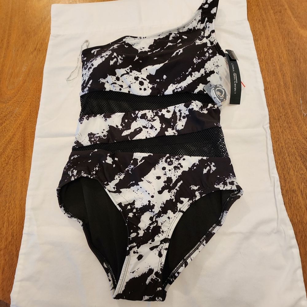 Carmen Marc Valvo Monochrome One-Shoulder Swimsuit Comes With Extra Strap. - Picture 2 of 8